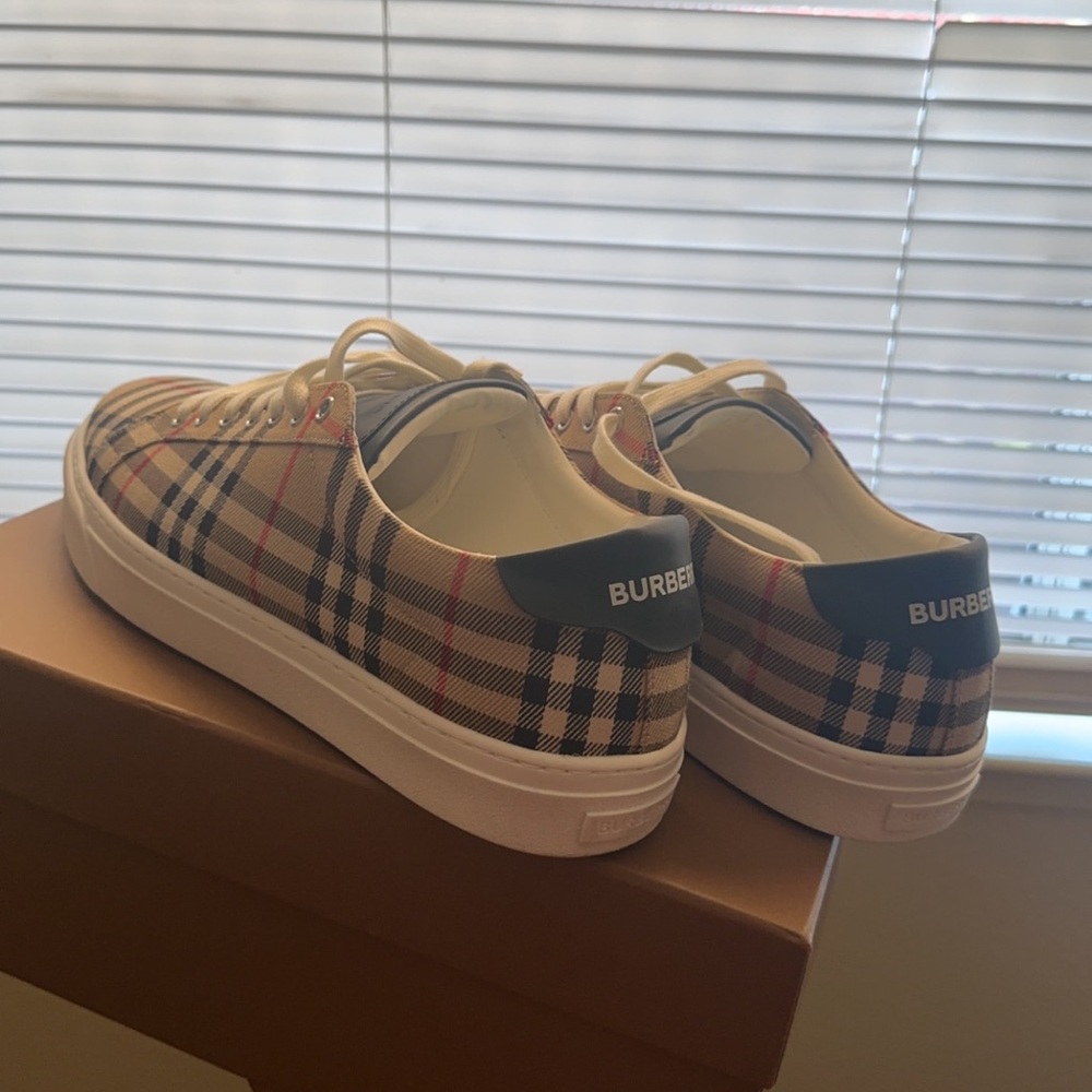 Fit me small they are a size 13 but fit a size 11 or 12 - Picture 2 of 6